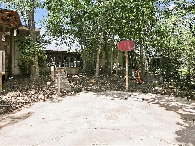 305 Brookside Dr W — Photo 43