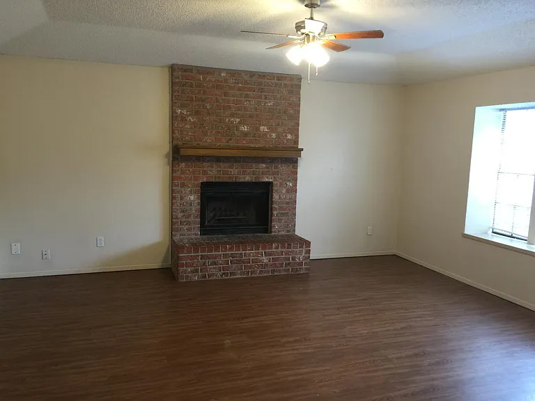 700 Windcrest Dr — Photo 4