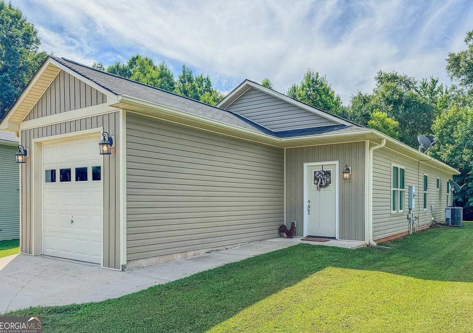 Well Maintained 3 Bedroom Home, Walkable to downtown Zebulon — Photo 1