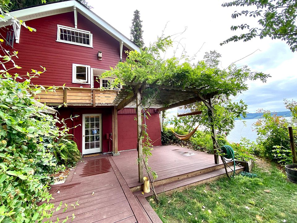 Entrance with common deck space