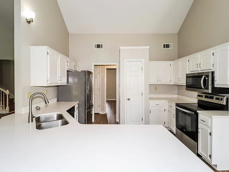 6752 Oakmoor Cir S — Photo 8