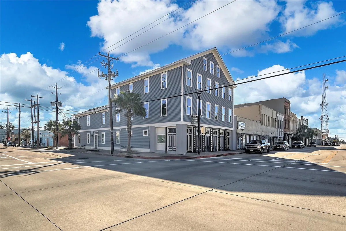 Building Photo - 2401 Market St #101