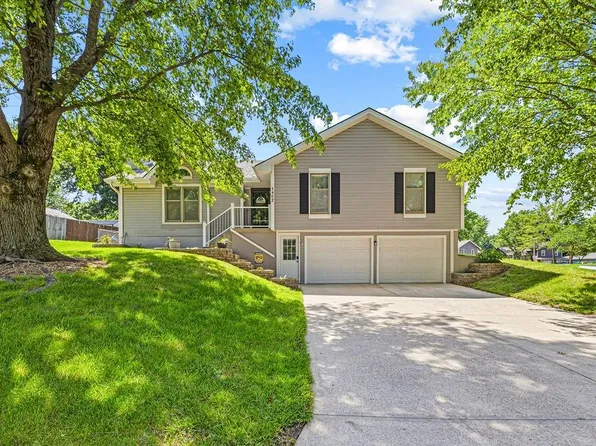 1802 Regency Dr, Kearney, MO 64060