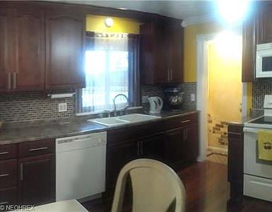 3rd image of 7209 Parma Park Blvd