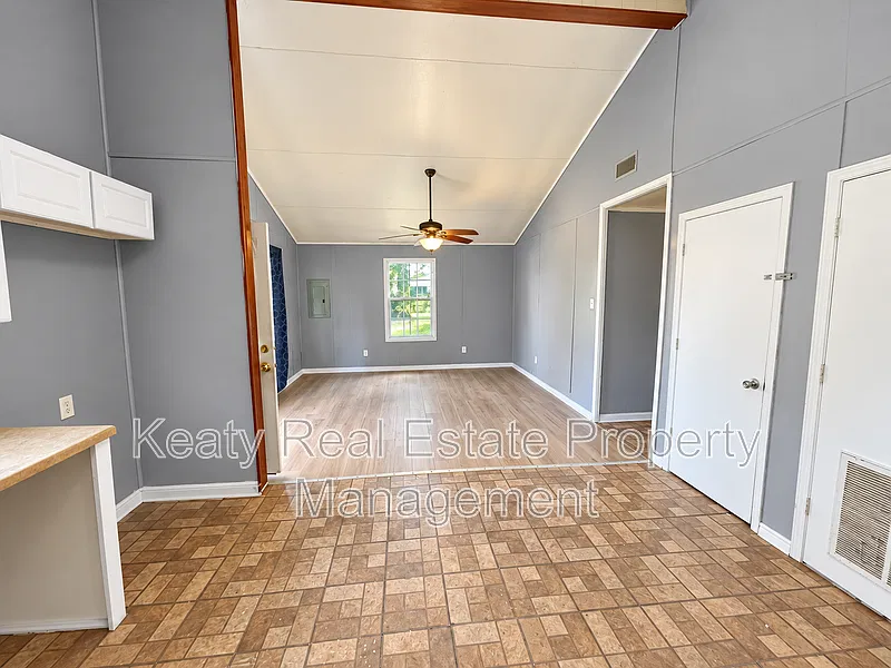 3 bed, 2.0 bath, 1100 sqft, $900 — Photo 2