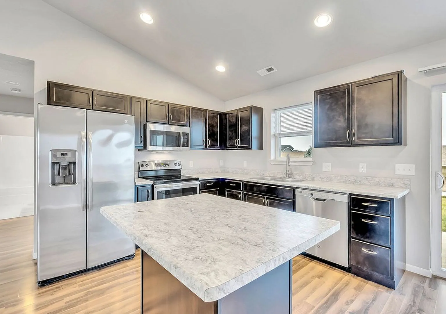 Beautiful 2 Bed 2 Bath | Waterloo | Near Lost Island Waterpark — Photo 4