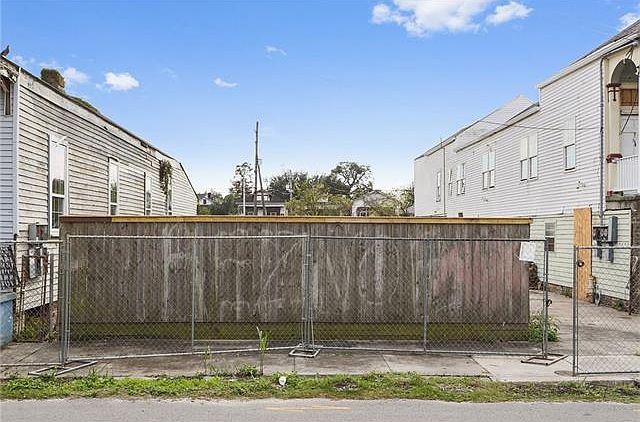 2nd image of 3044-46 Marais St