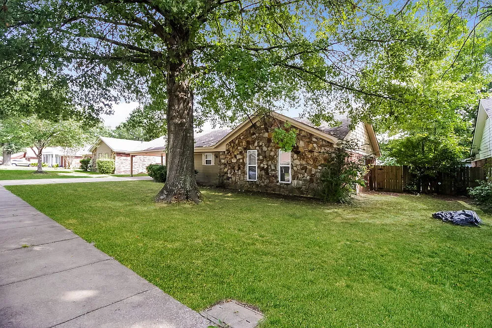 3 bed, 2.0 bath, 1422 sqft, $1,455 — Photo 3