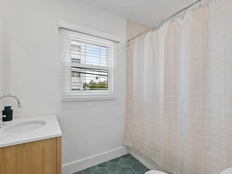 1020 1/2 Carol Dr — Photo 14