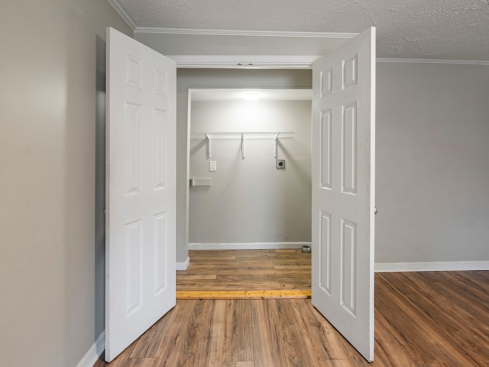 Lighted laundry closet with washer/dryer hookups