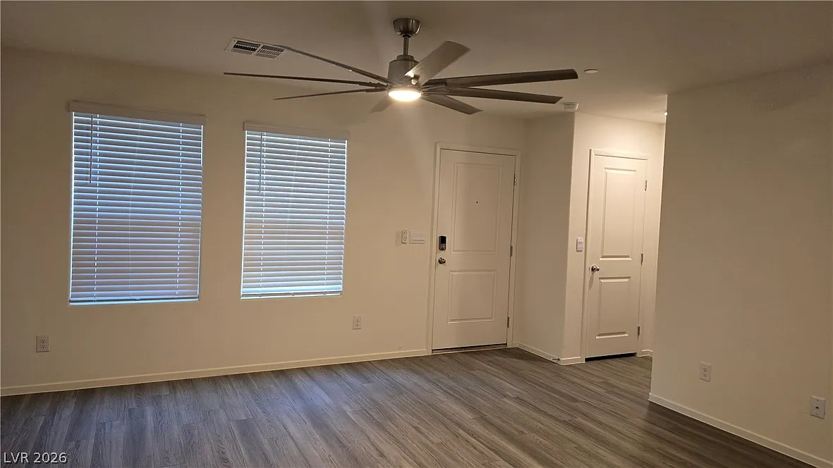 3 bed, 2.5 bath, 1295 sqft, $2,045 — Photo 3