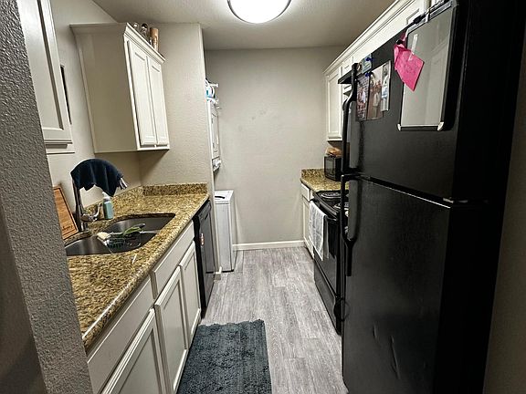 4th image of 892 W Vanderbilt St #3C