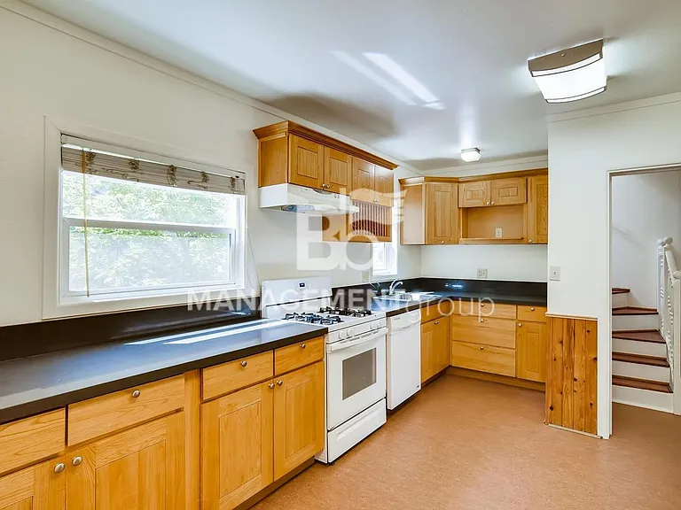 653 SW Sherman St — Photo 9