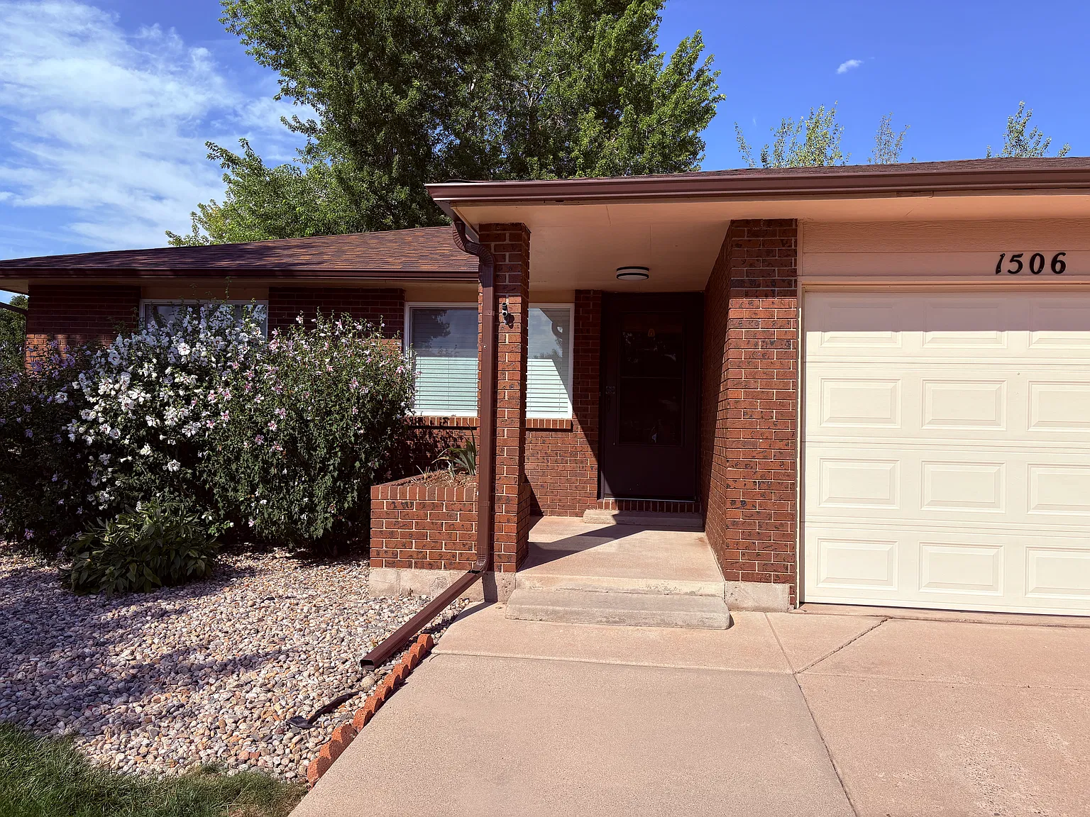 2 bed, 920 sqft, $1,600 — Photo 1
