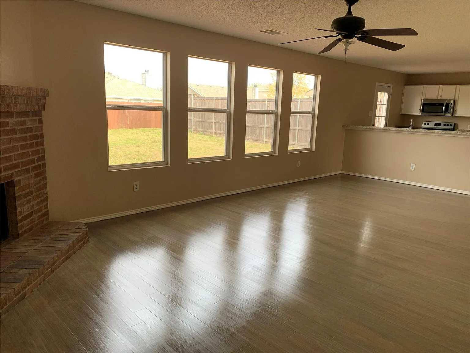3 bed, 2.5 bath, 2048 sqft, $2,200 — Photo 3