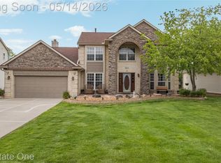 865 Drakeshire Dr, Commerce Township, MI 48390