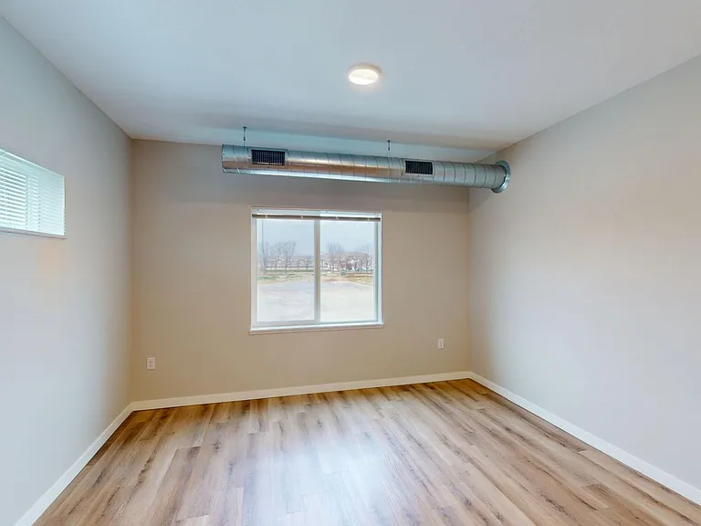 South Pointe Apartments — Photo 32