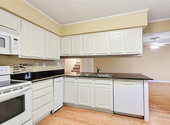 5th image of 1500 W Esplanade Ave APT 33E