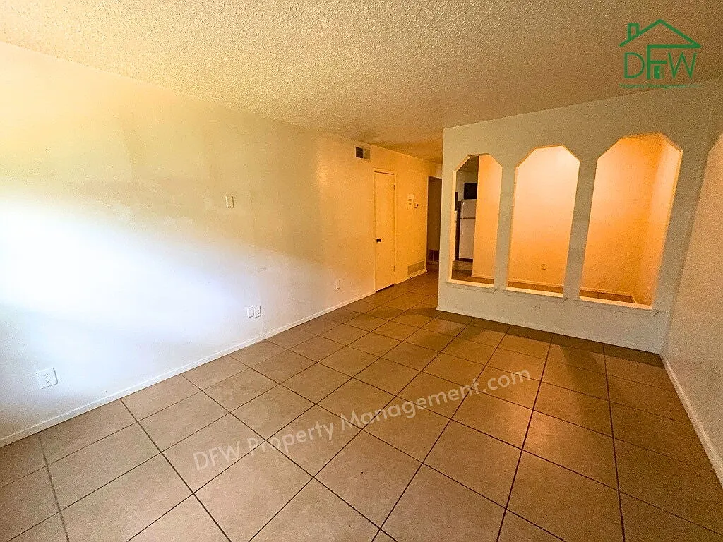 2 bed, 1.0 bath, 885 sqft, $1,170 — Photo 2