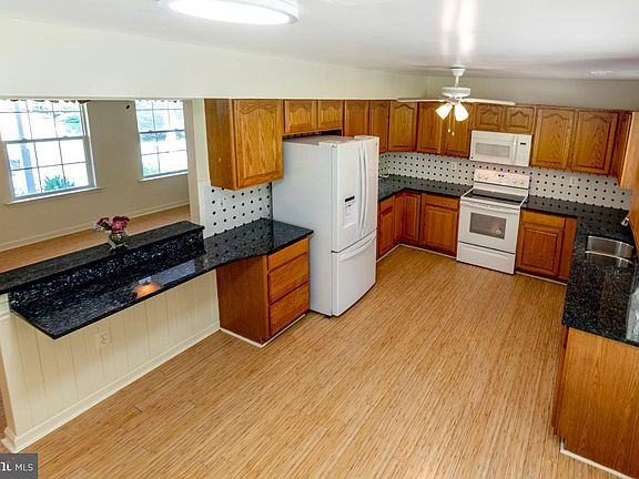 5th image of 21129 Woodmere Dr