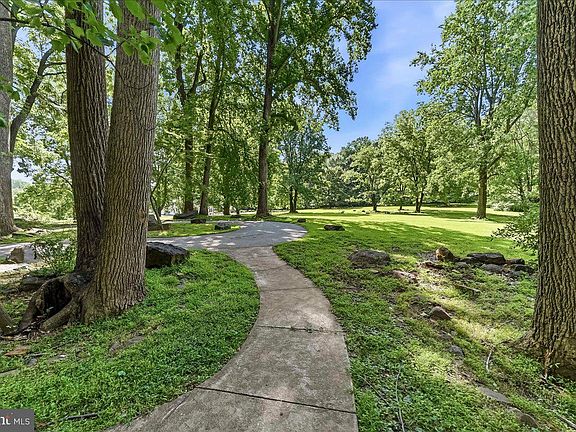 4th image of 200 Pheasant Run Rd