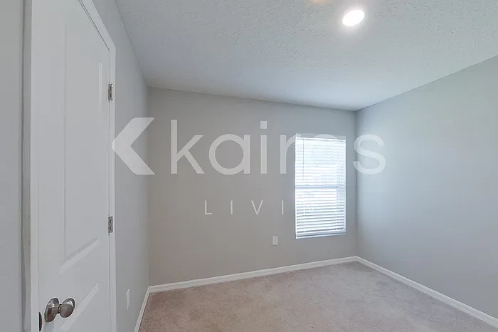1924 W Roseboro Dr — Photo 14