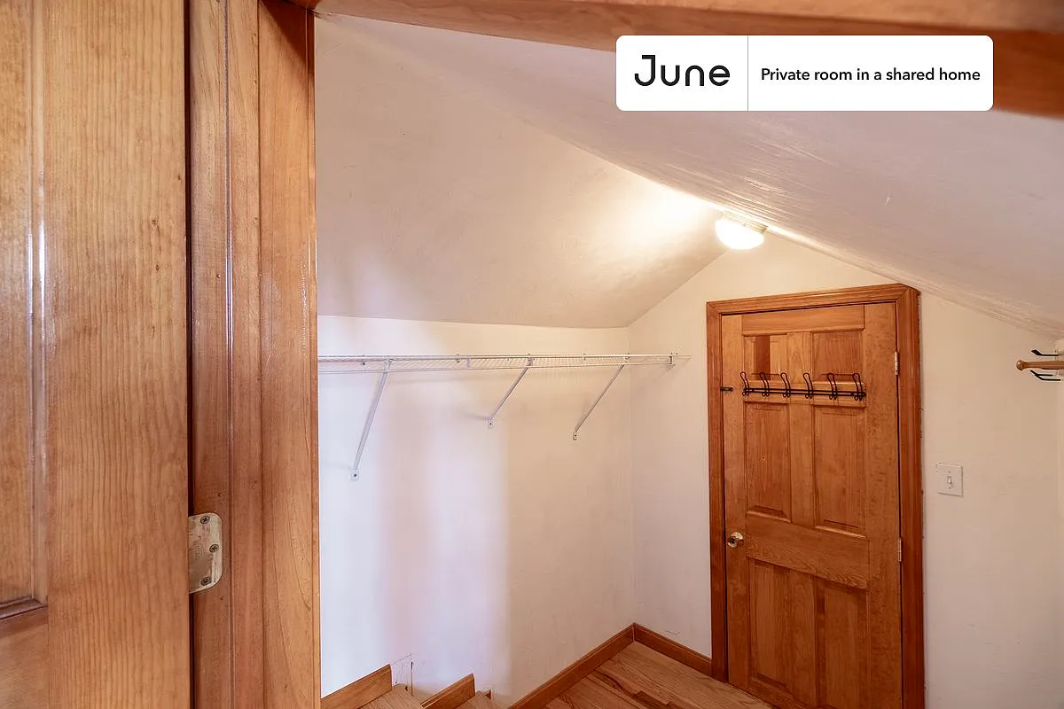 Queen bedroom in 5 bed/2 bath home in Medford #1834 E — Photo 4