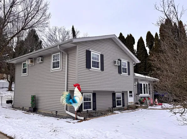 906 Villa Park DRIVE, West Bend, WI 53090