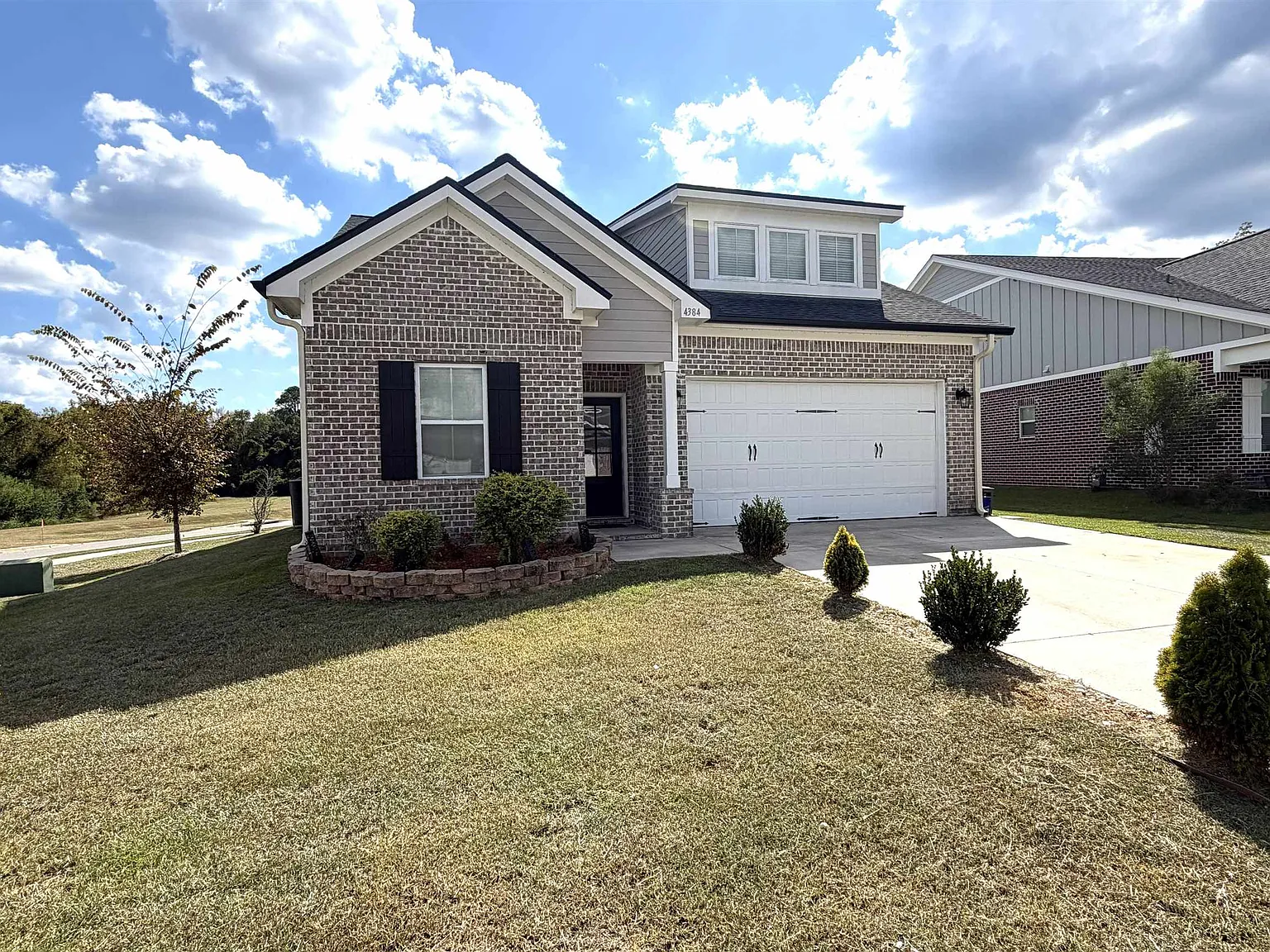 4 bed, 1995 sqft, $2,850 — Photo 2
