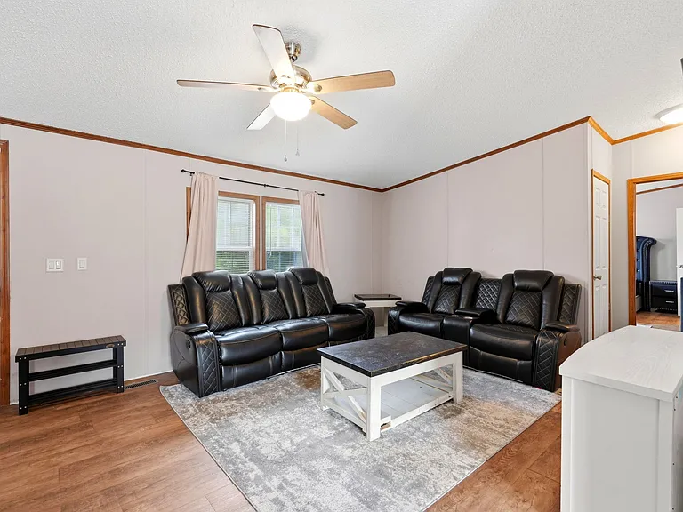 219 Weyburn St — Photo 10