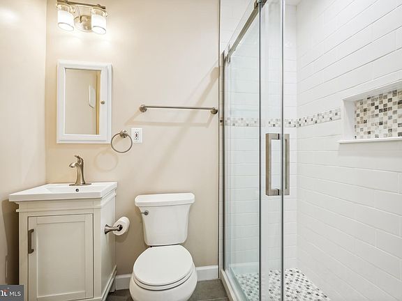 3rd image of 1201 N Pitt St APT 1C