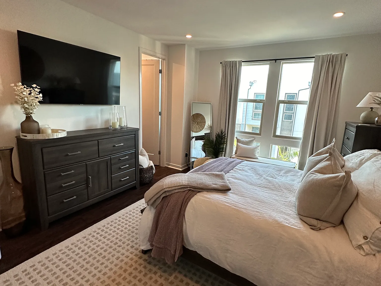3 bed, 3.5 bath, 2100 sqft, $1,900 — Photo 4