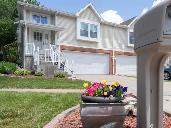 5 Shire Ct, Bloomington, IL 61701