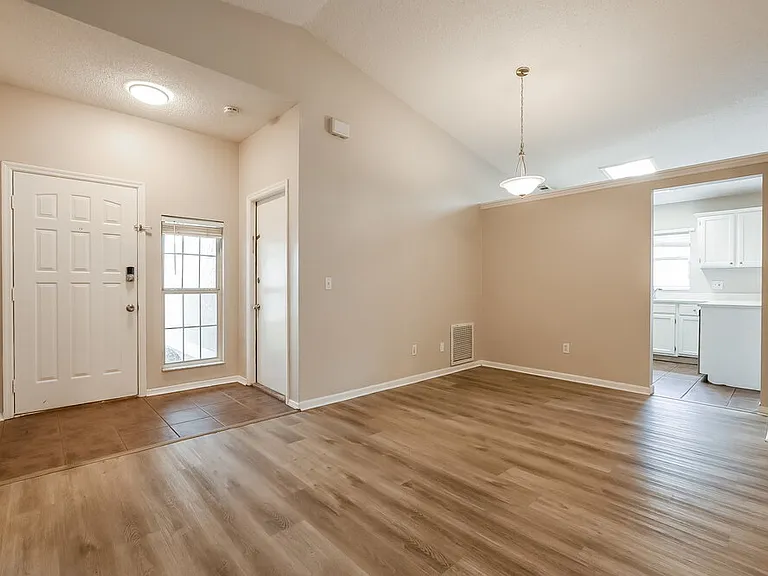 1912 Windsor Oak Dr — Photo 4