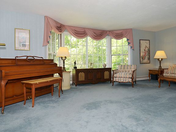 4th image of 45 Candlewood Dr