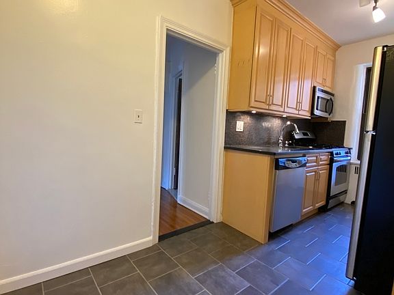 3rd image of 30-83 Crescent St #55E