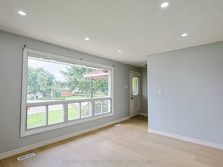 268 Burlington Cres #UPPER — Photo 4