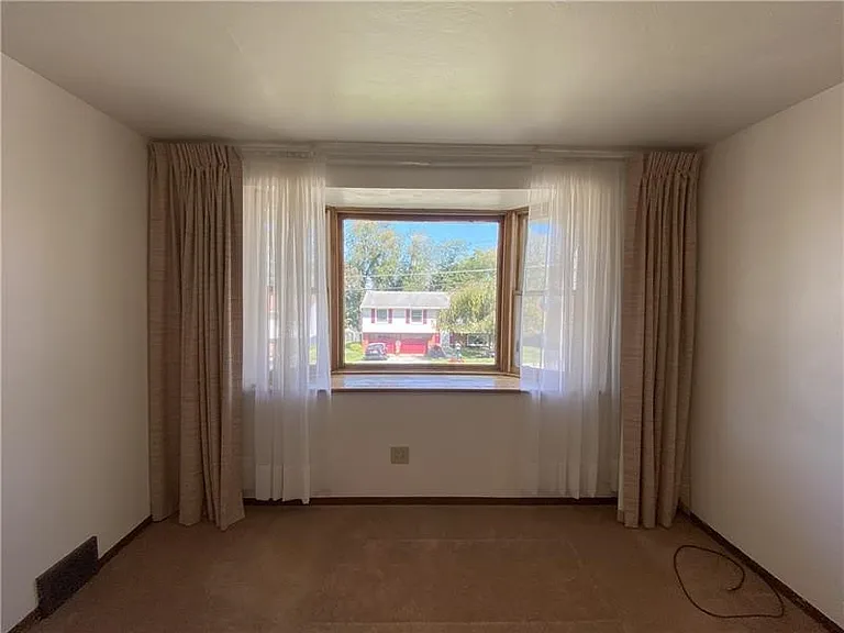 439 Crestview Dr — Photo 40