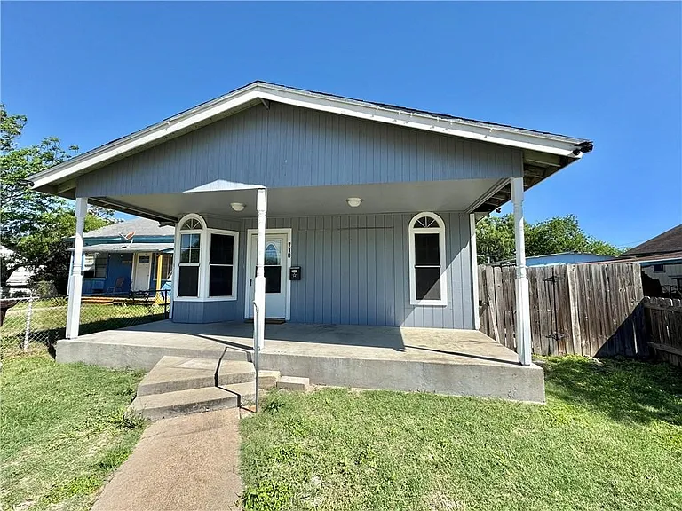 710 E C Ave — Photo 2