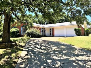 6 Stonegate Dr, Bedford, TX 76022
