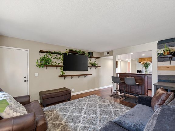 5th image of 711 Bronte Ave