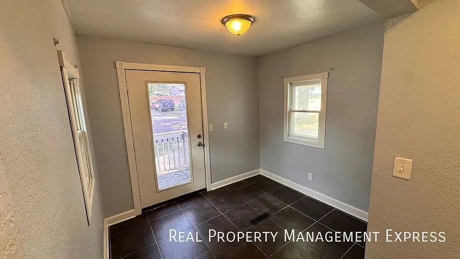 4 Bedroom 2 Bathroom Home in Sioux Falls — Photo 4