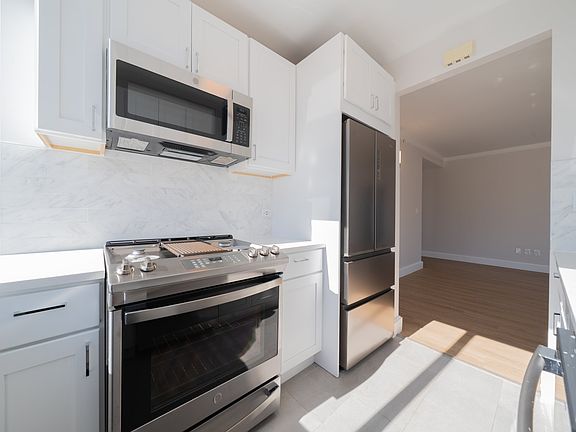 3rd image of 140 Riverside Blvd #140-2204