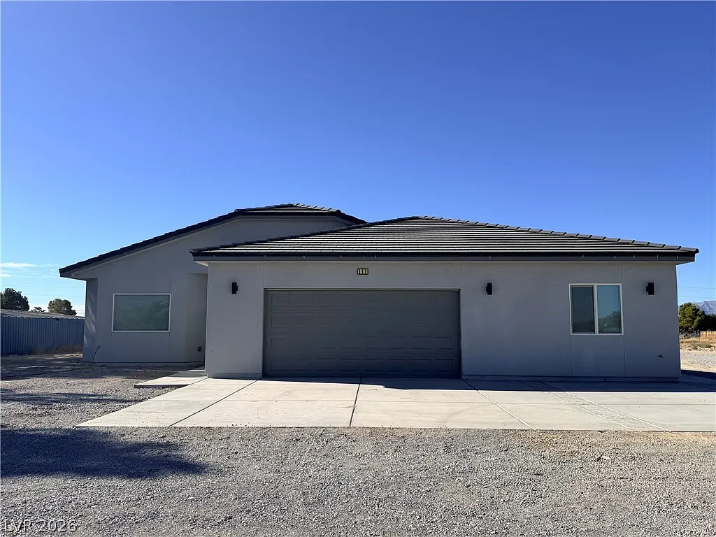 3 bed, 2.0 bath, 2088 sqft, $1,900 — Photo 1