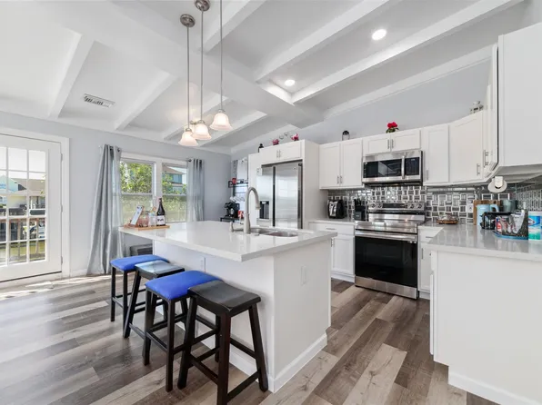 196 Barracuda St, Bayou Vista, TX 77563