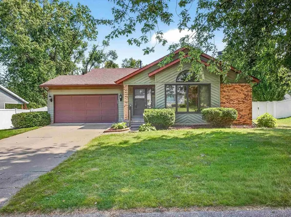 2413 Pioneer Ct, Davenport, IA 52804