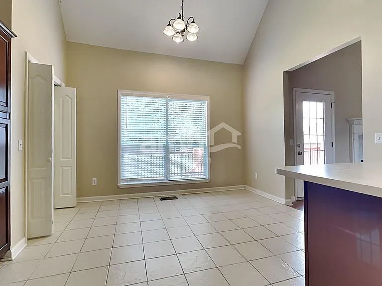 210 Fox Hunt Ln — Photo 4