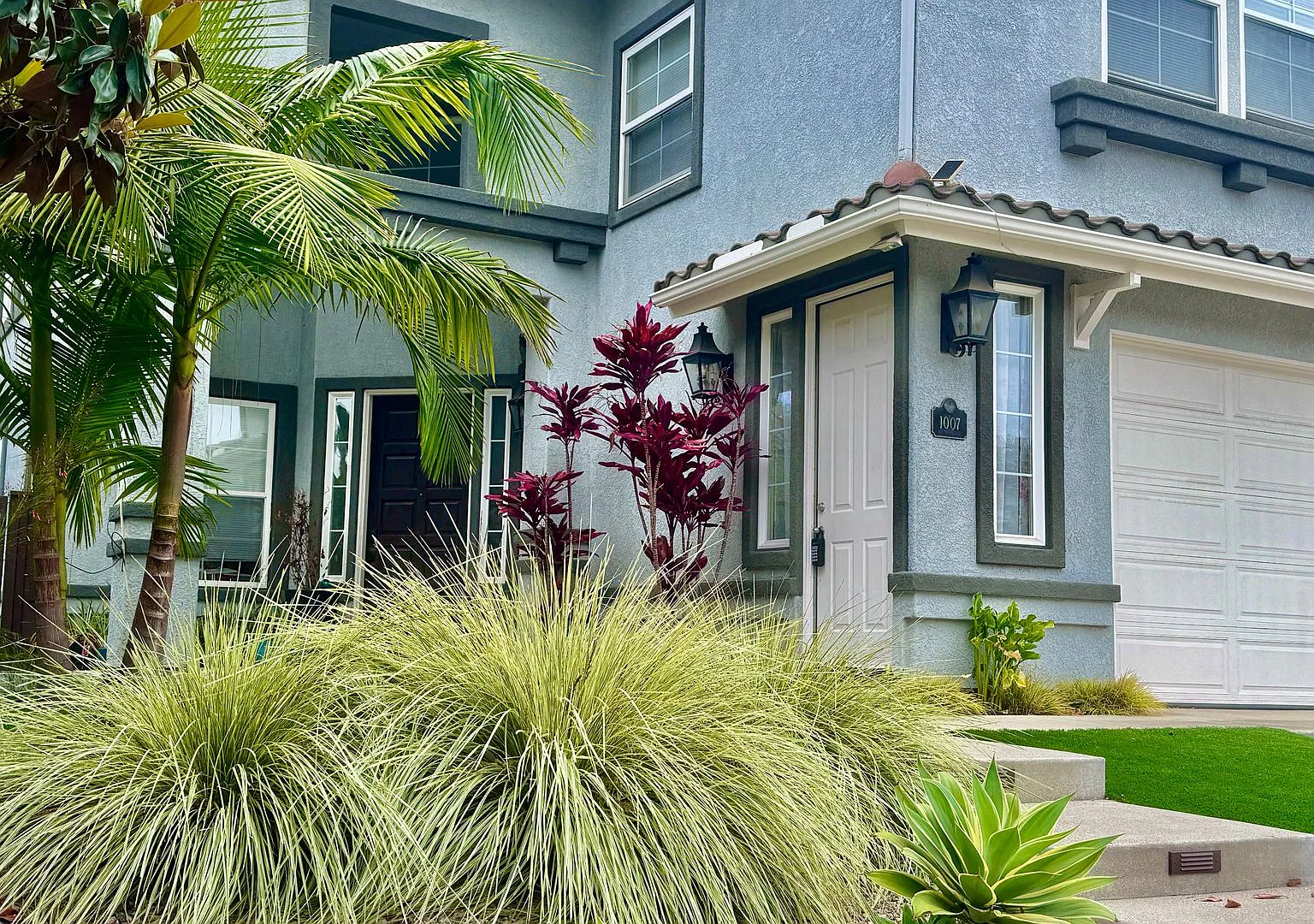 Unfurnished 1 Bedroom with AC and Private Garage! — Photo 1