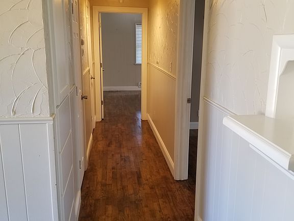 3rd image of 1110 N Meadow Dr