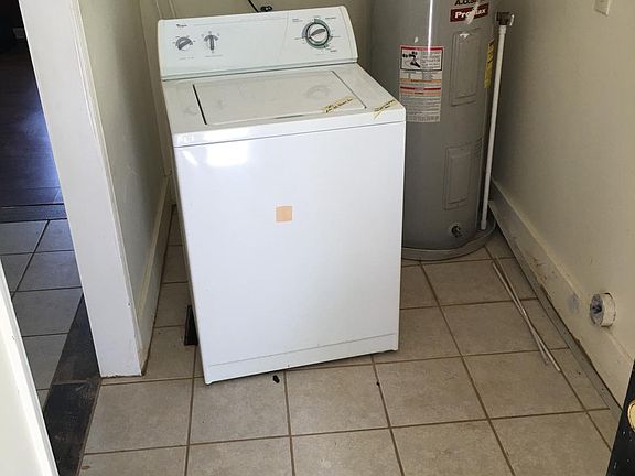 Laundry Room (Washer not stay)